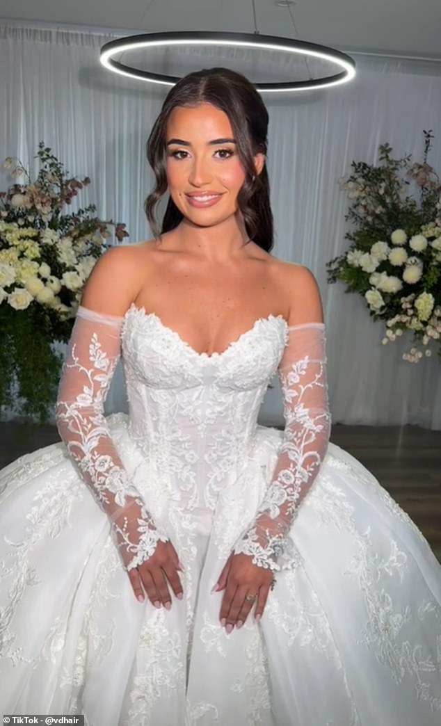 The bride, for her part, opted for a spectacular white princess dress with a sweetheart neckline and lace sleeves.