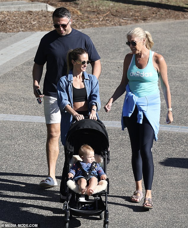 Sam's mother, Julie, echoed the activewear memo in a bright blue Adidas tank top and leggings.