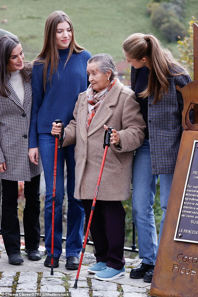 Her daughters, Leonor and Sofía, wore blue jeans, and the eldest opted for a black T-shirt and a jacket similar to her mother's, but in a darker color.