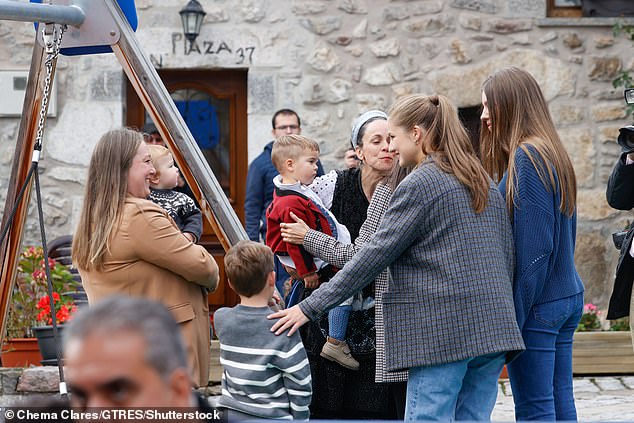 Princesses Leonor and Sofia stopped to talk to the families who had gathered to greet them