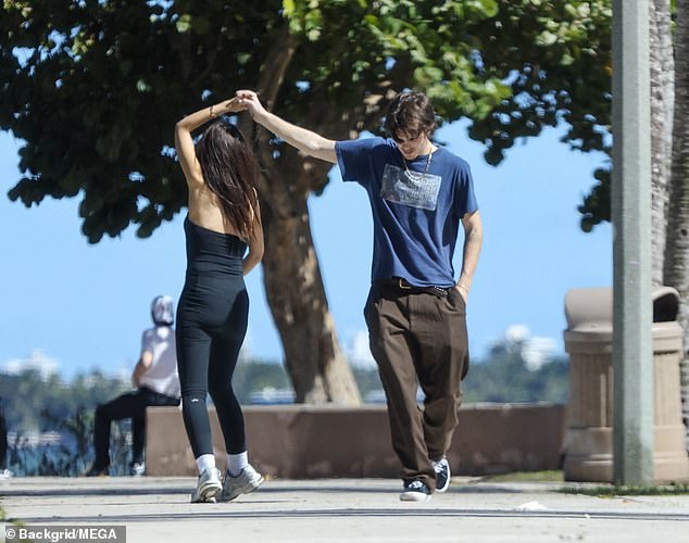 Cruz looked absolutely smitten with the Brazilian singer as he twirled her around during a stroll.