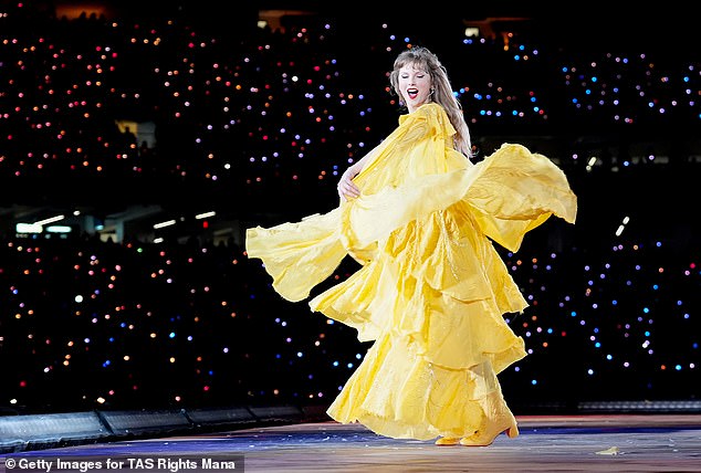 Swift looked incredible as she took the stage in a tiered yellow dress.