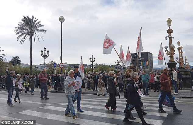 The march began at noon and was supported by around 50 regional groups and associations.