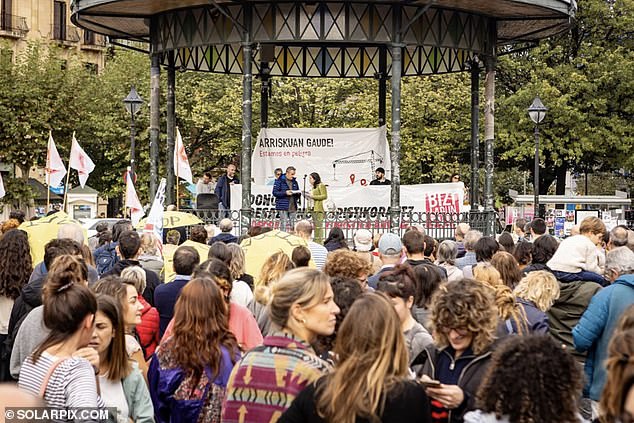 The march began at noon in a tree-lined park in front of the San Sebastián City Hall and the famous La Concha bay called Alderdi Eder.