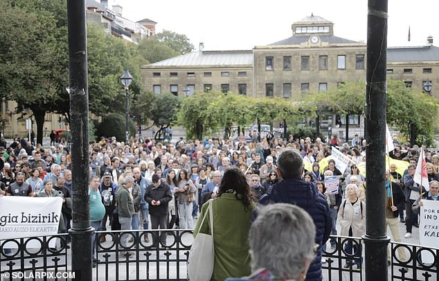 1730062524 62 Moment hundreds of anti tourist activists storm the streets of Spain