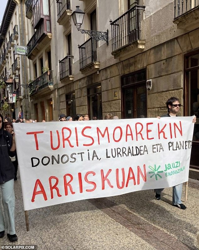 The protesters' route crossed several streets of the beautiful old town and the city center.