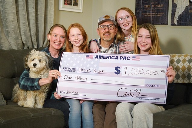 Brian Bauer posed with his wife, three daughters and the family dog ​​with the huge check for one million dollars. He was the last to win the Musk giveaway.