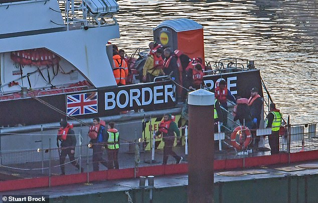 Border Force officers escort migrants to Dover docks in Kent, UK, on ​​October 25, 2024.