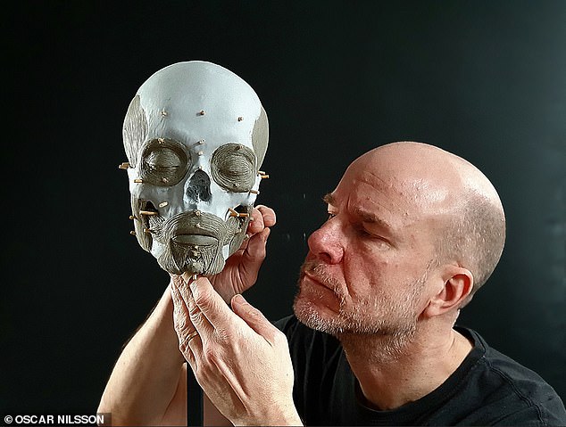 In the photo, facial reconstruction expert Oscar Nilsson, who performed a digital scan of the skull and made a copy with a 3D printer. He molded new “muscles” on his face using clay and used silicone to give him new skin.