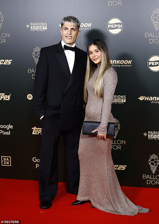 Alejandro Garnacho was also present with his glamorous girlfriend Eva García, who looked incredible in a dazzling champagne-colored dress.