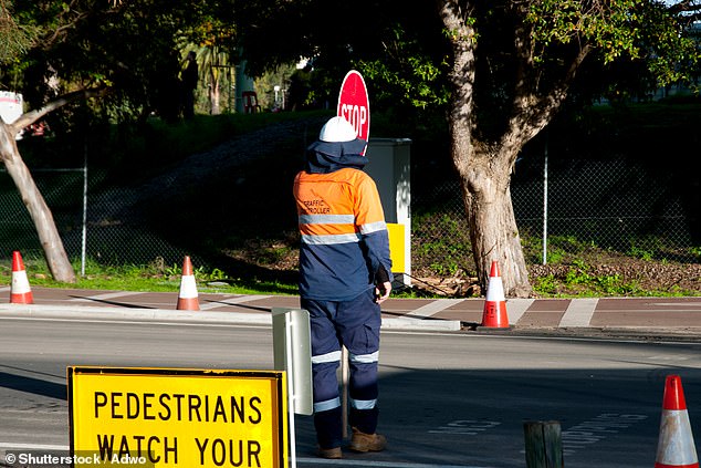 A recent survey on the safety of traffic drivers found that more than half of respondents reported having been nearly hit by a car driven by a distracted driver, while 44 percent reported having had a near miss. with a vehicle that was going at high speed.