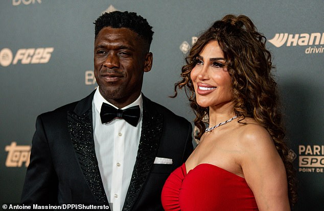 Clarence Seedorf (pictured with his wife Sophia Makramati) believes that Vinicius Jr. did not win due to a dispute 