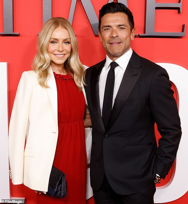 1730210724 106 Kelly Ripa and Mark Consuelos Recreate Taylor and Travis US