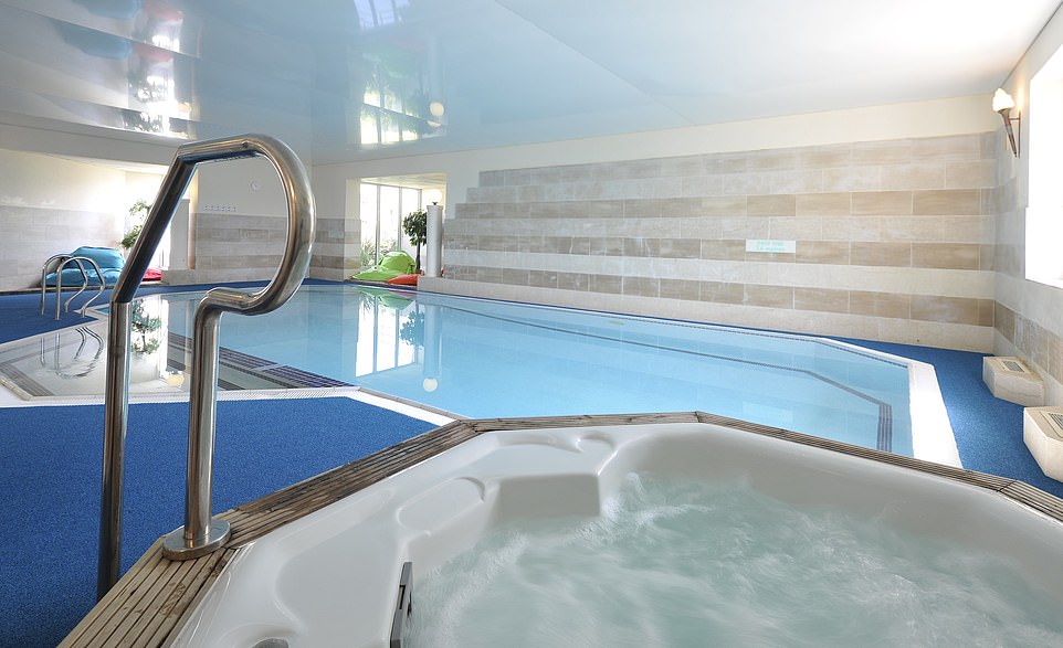 The hotel, which is located on the western side of the Lizard Peninsula, has an indoor pool with a jacuzzi.