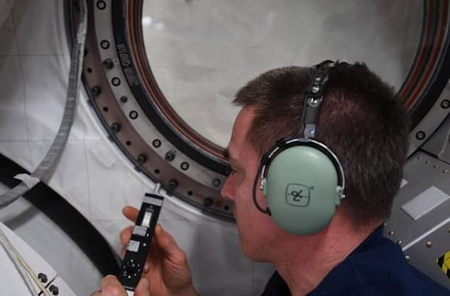 Space agencies have been tracking the current leak for years. The photo now shows former NASA astronaut Chris Cassidy in 2020 trying to find the source of the leak. Astronauts isolated in the Russian segment of the ship