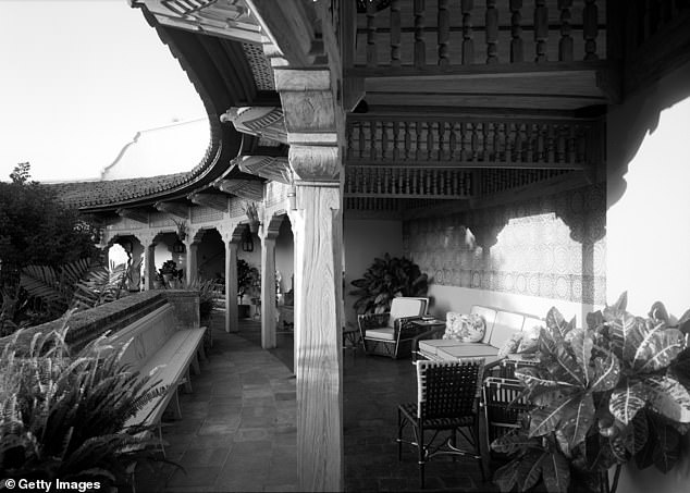 Plants and seating areas filled the cloisters within the curved portion of the house.