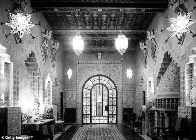 Star-shaped lamps and carved walls were the distinctive features of the house's entrance.