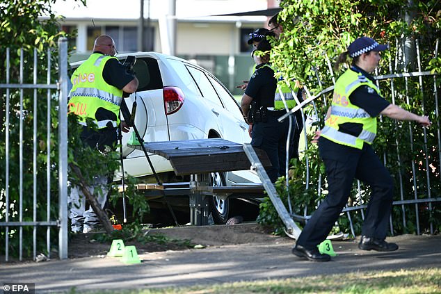 A 40-year-old woman had just picked up her son from school and was turning around when it was learned that she suffered a medical episode before crossing the fence.