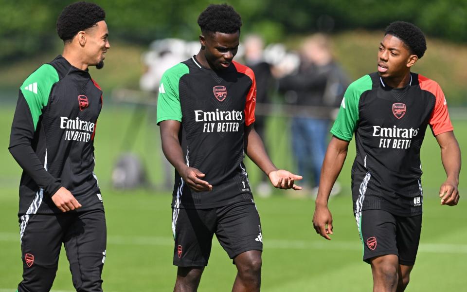 (L-R) Ethan Nwaneri, Bukayo Saka and Myle Lewis-Skelly during an Arsenal training session at the Sobha Realty Training Center on September 18, 2024 in London Colney, England.