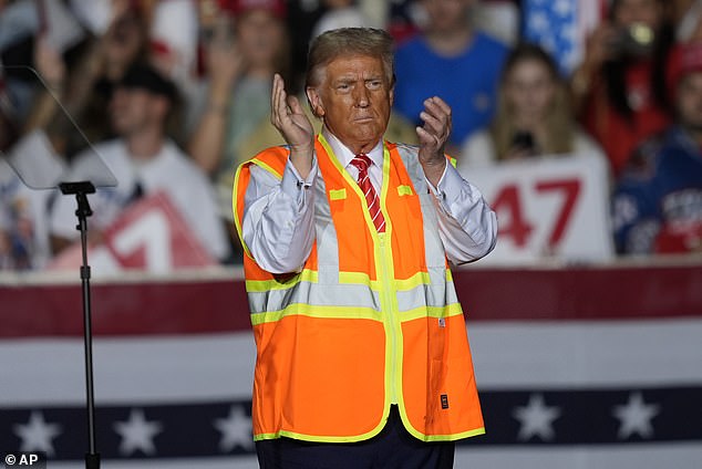 The Republican presidential candidate kept up the stunt during the rally in Green Bay.