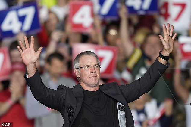 Favre's statements received a standing ovation, the NFL legend was also praised by Trump himself.