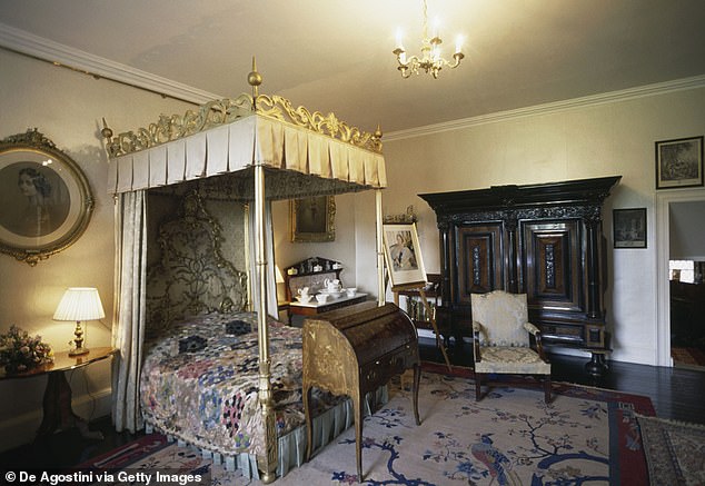 Chamber of the Queen Mother (Elizabeth Bowes-Lyon), Glamis Castle, Angus, Scotland, UK