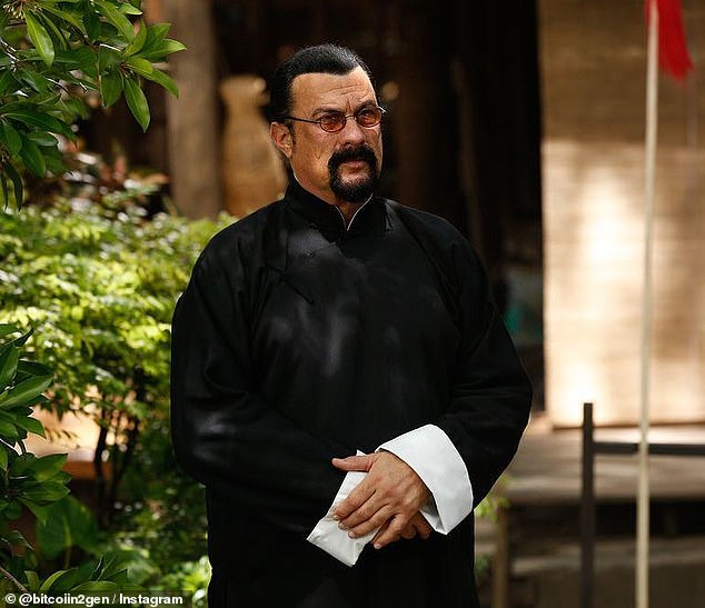 Seagal, 72, has gone to great lengths to strictly control images of himself being published. The recent photos on her social networks are from the chest up and she has not posted on her Instagram since December 2021.