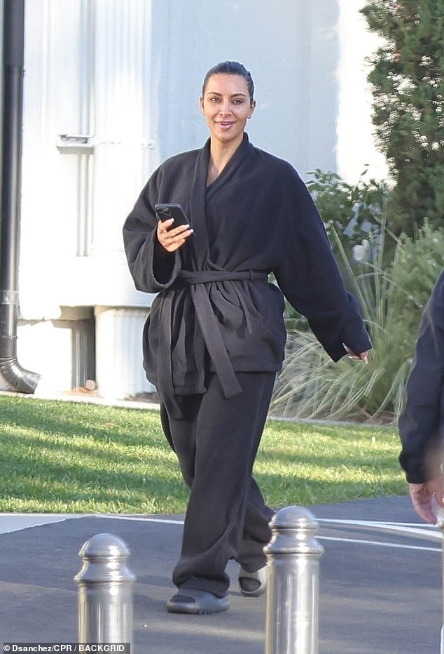 Mom Kim, 44, went makeup-free as she stepped out in a belted black robe, sweatshirts and sandals for the show.