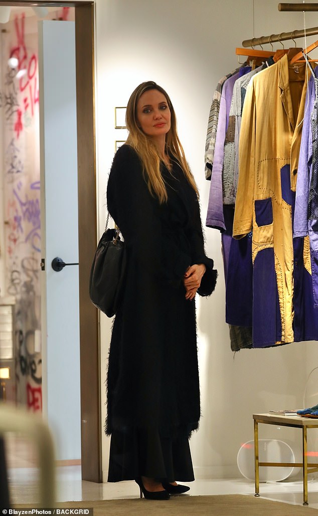 Star Maria cut an elegant figure in an elegant black coat, beneath which she wore a black silk dress.