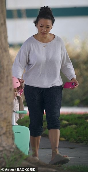 Dana sported a relaxed look, sporting a gray crew-neck sweatshirt and black sweatpants.