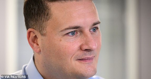 Health Secretary Wes Streeting speaks to staff members as he visits St. George's Hospital with Chancellor of the Exchequer Rachel Reeves on October 28, 2024 in London, Britain. León Neal/Pool via REUTERS