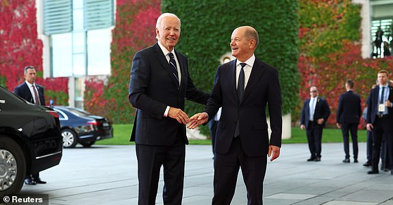 German Chancellor Olaf Scholz receives U.S. President Joe Biden at the Chancellery in Berlin, Germany, October 18, 2024. REUTERS/Lisi Niesner