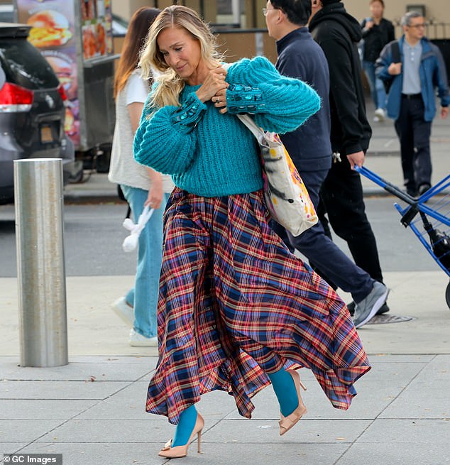 The actress easily carried a printed tote bag to hold the items she needed during the day of filming in the Big Apple.