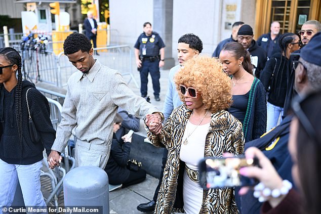 Diddy's mother, Janice Smalls Combs, 84, who recently defended Diddy against more than 100 allegations of sexual misconduct, opted for a daring but perhaps too casual ensemble for such an important occasion at the lower Manhattan courthouse.