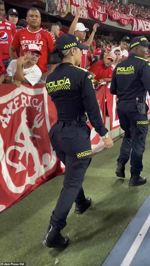 Fans who attended an American de Cali soccer game at the Pascual Guerrero Olympic Stadium were captivated by the presence of Gina Pinzón, a member of the Cali Metropolitan Police and who is part of the security detail.