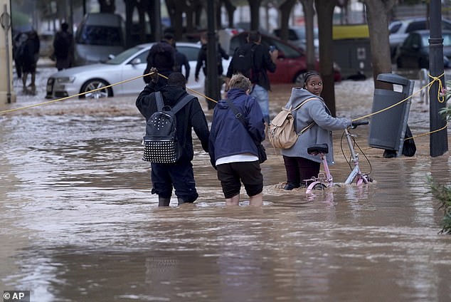 Many people in the city have even been forced to climb trees, climb lampposts and desperately run to the upper floors of buildings to escape.