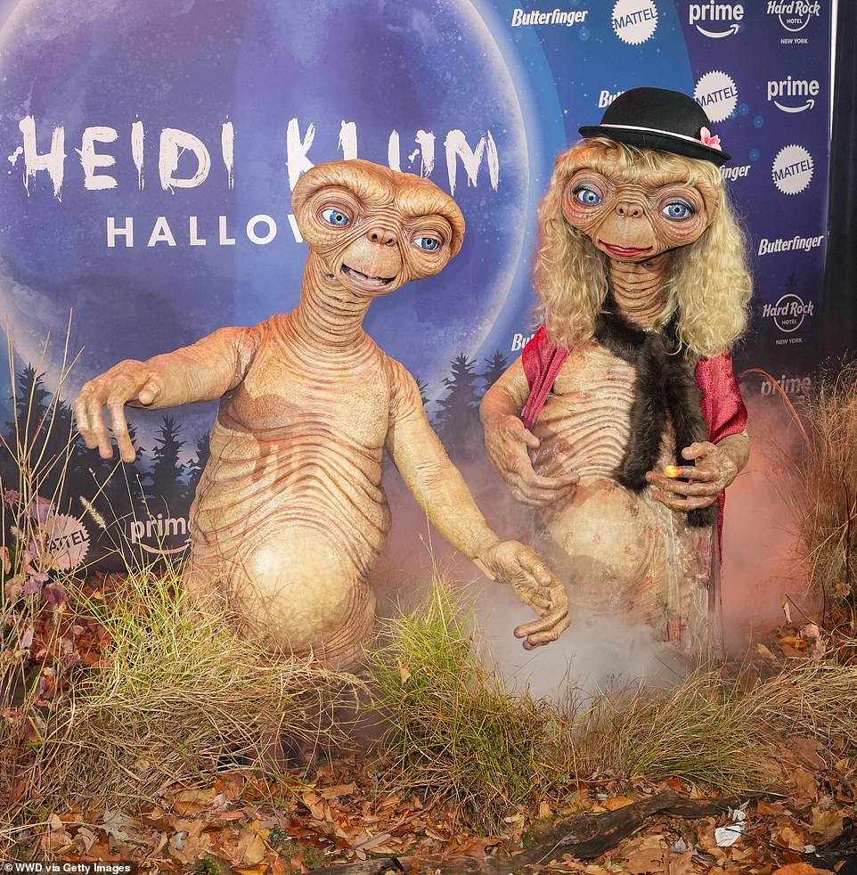 The pair transformed into ET before and after landing on Earth and being disguised by the young children, Elliot and Gertie.