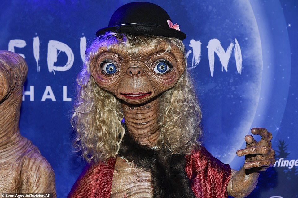 1730429500 861 Heidi Klums 2024 Halloween costume revealed during epic red carpet