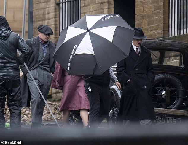 They covered themselves with umbrellas in the middle of the rain.