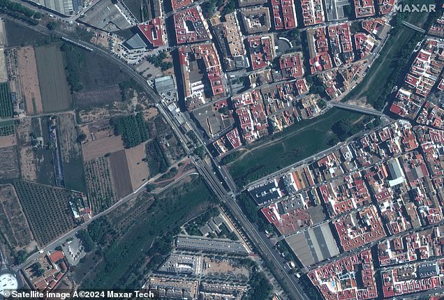 The Valencian neighborhood of Paiporta was devastated by the flood that destroyed the bridge (in the photo)