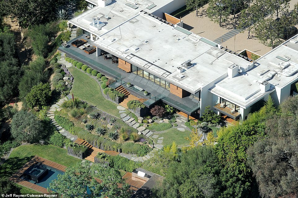 Jennifer's luxurious 8,500-square-foot estate, located in the hills of Bel-Air, has become her personal paradise since she purchased it in 2011 and shared it with her ex-husband Justin Theroux.