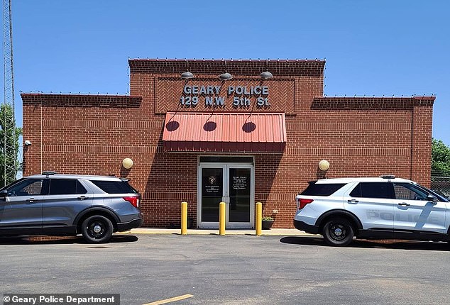 The entire police force in Geary, a small Oklahoma town, resigned Thursday without explanation, leaving the place in a state of turmoil.