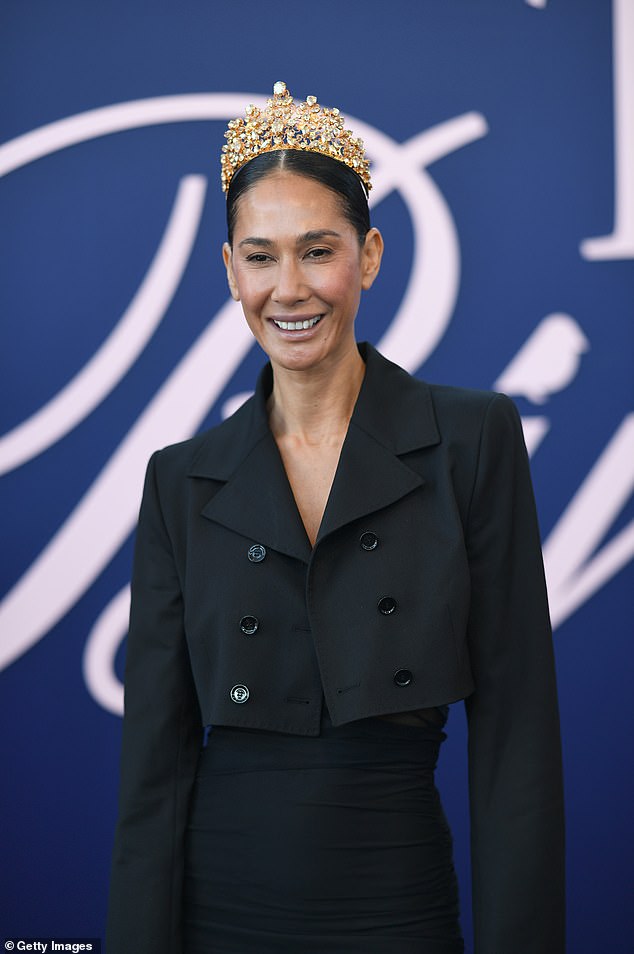 Aside from the pop of gold from her sparkly tiara, Lindy opted for an all-black look for race day.