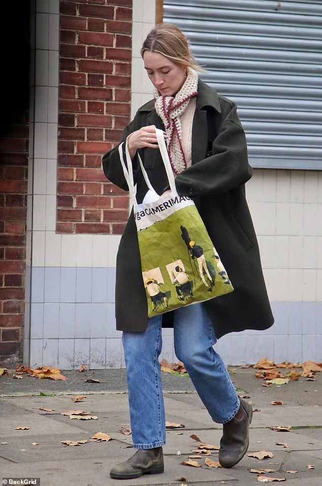 She paired her relaxed look with a pair of brown boots and carried her belongings in a handbag.