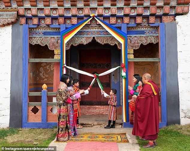 The royal brothers appeared to have a central role in the ceremony and opened the entrance to the building.