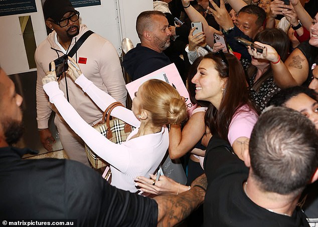 Ariana exuded a laid-back charm as she walked through the airport and took selfies with her crowd of enthusiastic fans.