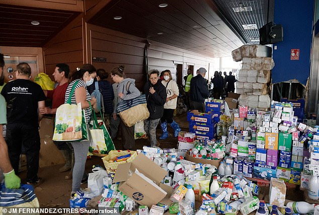 Food donations were made available to the most affected residents in Valencia