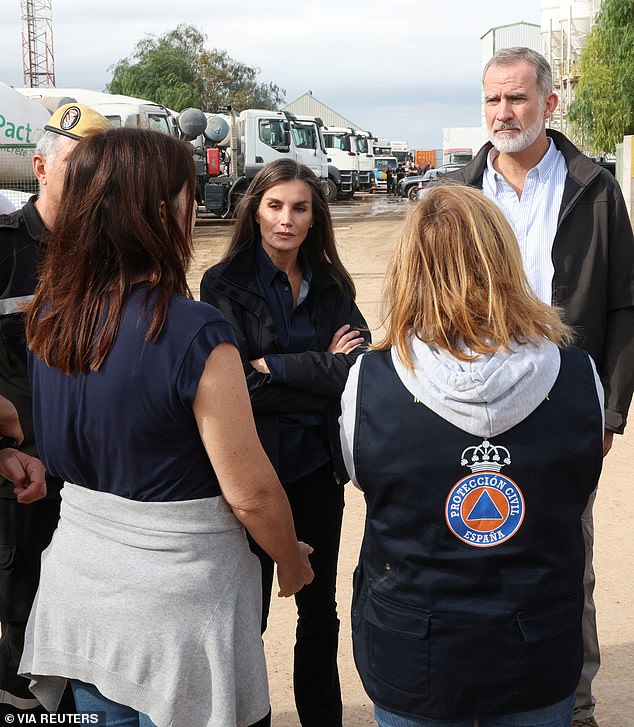 Kings Felipe and Letizia listen to the authorities and emergency services personnel