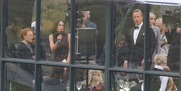 In the dramatic scenes, Keira fought with the Australian actor for the microphone as she struggled to deliver a speech.