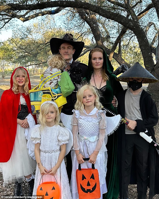 The Van Der Beeks just celebrated Halloween at their 36-acre ranch in Texas with their six children: daughter Olivia, 14; son Joshua, 12; daughter Annabel, 10 years old; daughter Emilia, 8 years old; daughter Gwendolyn, 6 years old; and his son Jeremiah, 3